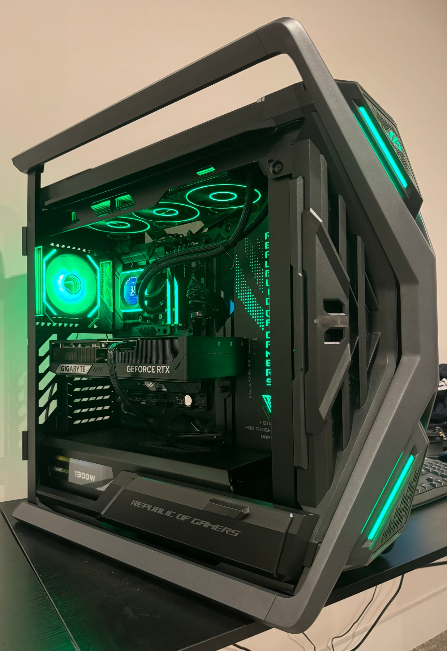 ASUS ROG Strix HYPERION RTX 5090 RYZEN 9800X3D 64GB RAM 4TB SSD GAMING PC